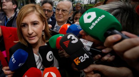 La exconsejera de Mazón y Puigdemont se enganchan en redes sociales: 'criminal', 'cobarde'...