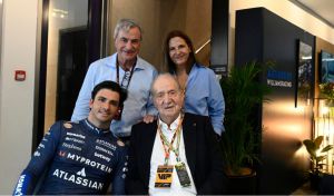 El Rey Juan Carlos asiste al Gran Premio de Abu Dabi y saluda a los españoles