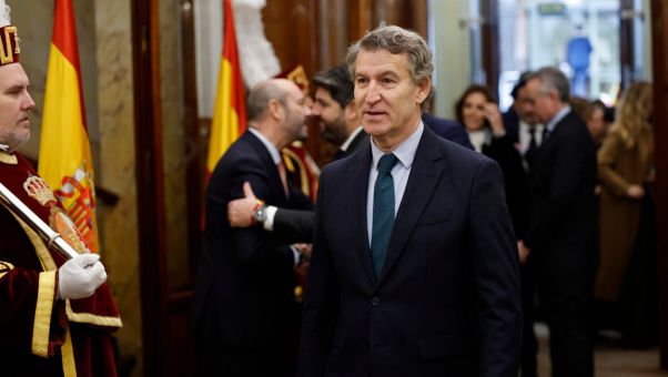 El líder del PP ha afeado al dirigente de Vox la decisión de ausentarse de la celebración de la Carta Magna. Y ha denunciado que 'este es el Gobierno que m