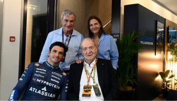 El Rey Juan Carlos asiste al Gran Premio de Abu Dabi y saluda a los españoles