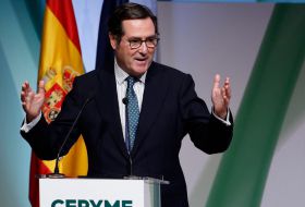 La patronal propone una subida del salario mínimo del 1,5% para 2026