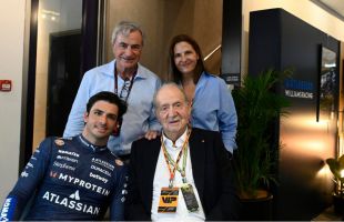 El Rey Juan Carlos asiste al Gran Premio de Abu Dabi y saluda a los españoles