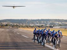 Increíble: ciclistas del Bora remolcan una avioneta y la hacen volar por pura fuerza humana