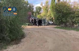 Intervienen 3,8 toneladas de hachís y dos fusiles AK-47 en una nave de Jerez