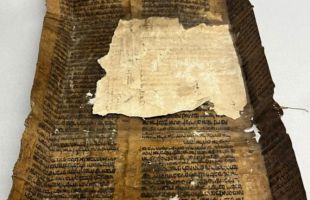 Recuperado un fragmento de la Torá del siglo XIV oculto en un libro parroquial de La Rioja