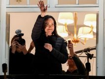 María Corina Machado saluda a sus seguidores en Oslo tras escapar de Venezuela