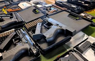 Desarticulada una organización dedicada al tráfico de armas y cocaína en Sevilla y Tenerife