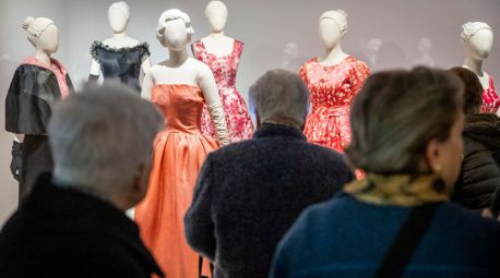 Homenaje a las costureras del taller de Balenciaga: un mes en hacer un vestido y una tarde para un dobladillo