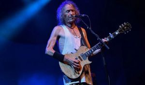 Plasencia se vuelca en su homenaje espectacular a Robe Iniesta