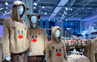 La Navidad cambia el protocolo de elegancia: ¿de gala o en pijama?