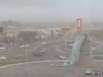 Fuertes ráfagas de viento en Brasil derriban una réplica de la Estatua de la Libertad