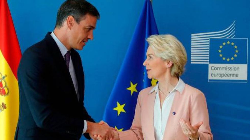 Bruselas desoye a Sánchez y permitirá vender coches de combustión más allá de 2035