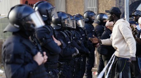 Desalojado un instituto ocupado en Badalona: identificados 181 inmigrantes y 19 detenidos