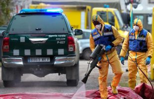 Mossos y Guardia Civil registran el laboratorio que experimentaba con peste porcina