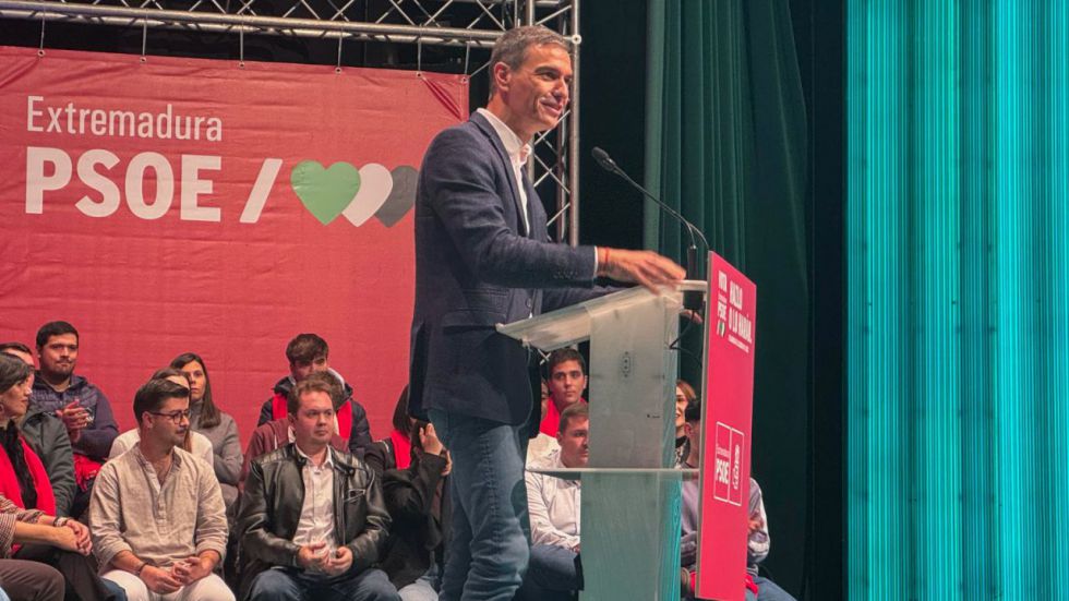 Sánchez ventila en 15 minutos el cierre de campaña con un candidato procesado por 'colocar' a su hermano