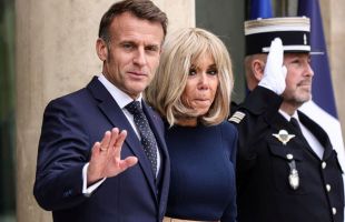 Mujeres feministas se querellan contra Brigitte Macron por llamarlas 'malditas idiotas'