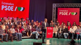 Sánchez ventila en 15 minutos el cierre de campaña con un candidato procesado