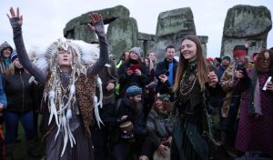 Unas 8.500 personas celebran el solsticio de invierno en el monumento de Stonehenge