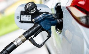 La UE da marcha atrás con el coche eléctrico: Bruselas suaviza la prohibición del motor de combustión en 2035