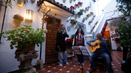 Los Patios de Córdoba se visten de Navidad con belenes y música