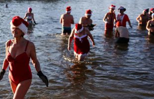 Docenas de personas siguen la tradición y se bañan en el lago berlinés de Orankesee