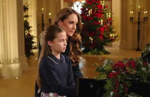 La princesa de Gales aparece junto a su hija en el tradicional concierto de villancicos
