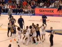 NBA. La pelea a puñetazos entre dos jugadores, en pleno partido, que se ha vuelto viral