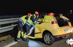 Una conductora kamikaze muere el chocar contra un autobús en la A-8, en Llanes