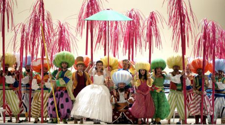 Encuentro de Oriente y Occidente en la carroza del Teatro Real