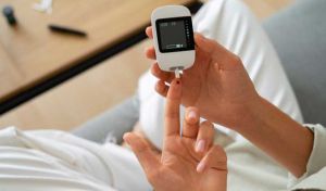 Una simple gota de sangre en la yema del dedo servirá para detectar el Alzhéimer