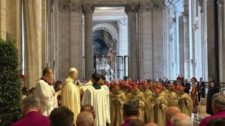 El Papa clausura el Jubileo al cerrar la Puerta Santa de la basílica de San Pedro