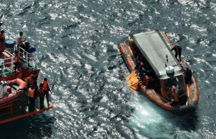 Hallado otro cadáver y el resto del barco que naufragó con una familia española a bordo