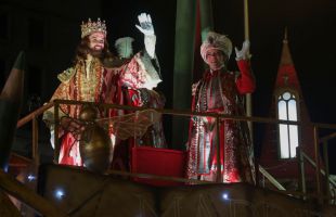 La ilusión por los Reyes Magos se impone al frío en la cabalgata de Madrid