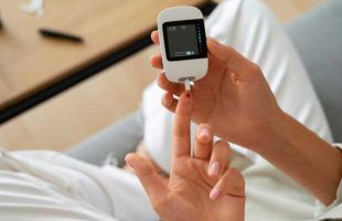 Una simple gota de sangre en la yema del dedo servirá para detectar el Alzhéimer