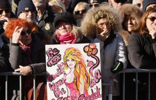 Miles de admiradores acuden a la misa funeral de Brigitte Bardot en Saint Tropez