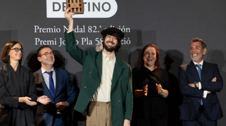 El escritor David Uclés gana el 82º Premio Nadal con 'La ciudad de las luces muertas'