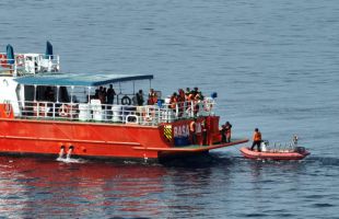 Los agentes locales investigan por negligencia al capitán del barco de españoles que naufragó