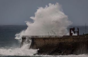 Los servicios de emergencias buscan a una persona que ha caído al mar en San Sebastián