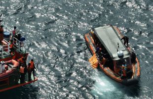Las madres de los menores que viajaban en el barco de Indonesia regresan a España