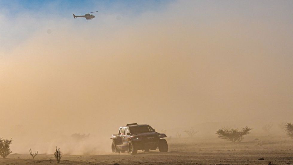 Rally Dakar. Nani Roma y Carlos Sainz remontan hacia el liderato