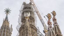 Instalado un tercer brazo de la gran cruz que coronará la Sagrada Familia