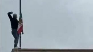 Un hombre trepa a la fachada de la embajada de Irán en Madrid y cambia su bandera
