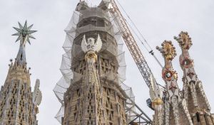 Instalados los cuatro brazos horizontales de la cruz que corona la Sagrada Familia