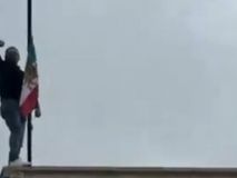 Un hombre trepa a la fachada de la embajada de Irán en Madrid y cambia su bandera