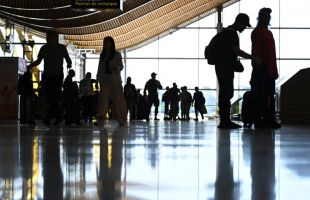 Un hombre intenta subir a un avión con su mujer muerta en silla de ruedas en Tenerife