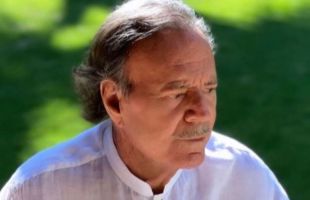 Julio Iglesias contrata al abogado de Aldama para hacer frente a las acusaciones contra él