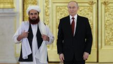 El primer embajador talibán entrega sus credenciales a Putin