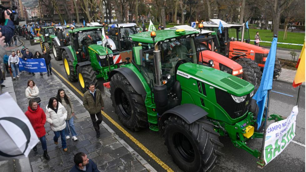 Nuevas tractoradas contra Mercosur bloquean Cáceres, Badajoz, Oviedo y Burgos