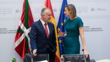 El Gobierno firma el traspaso de otras cinco competencias al País Vasco y el PNV avisa de que habrá más