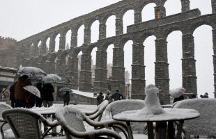 España, cubierta de nieve: carreteras cortadas y alertas por todo el país